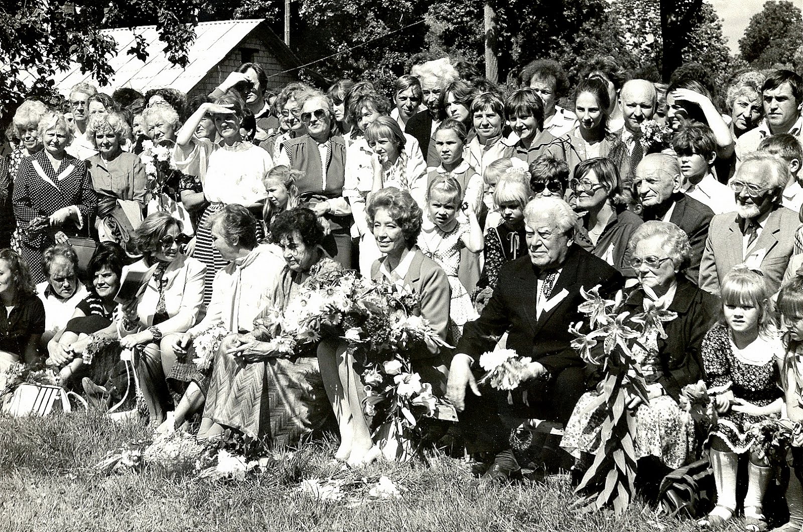 Vēsturisks foto pie ,, Zvanītāju Bukām '' Alfrēda Amtmaņa-Briedīša 100. gadē 1985. gadā