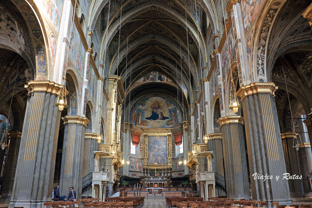 Interior de la catedral de Cremona, Italia