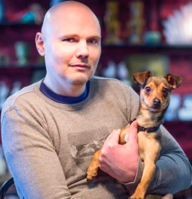 Billy Corgan Foto de Billy Corgan con una mascota