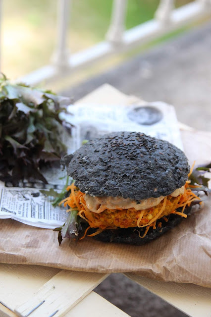 Cuillère et saladier : Black burger végétarien (galettes potimarron-lentilles corail)