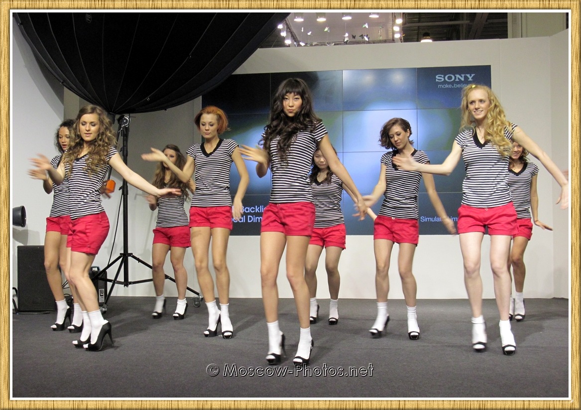 Dancing girls in red shorts at Photoforum 2011