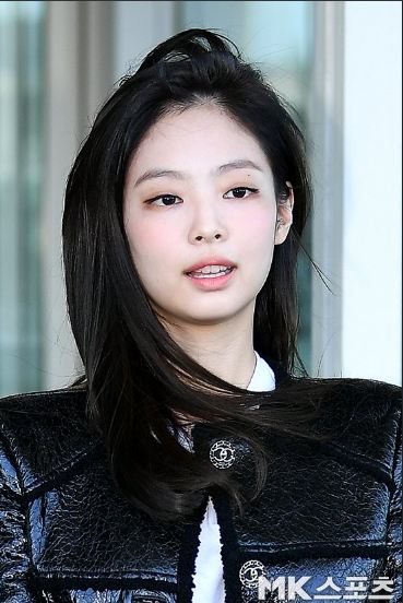Jennie Shines at the Airport with her Chanel Jacket | Daily K Pop News
