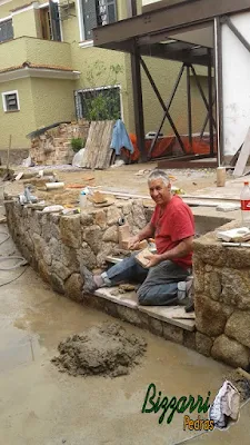 Bizzarri fazendo a execução da escada de pedra com as pisadas com pedra Carranca tipo cacão e nos espelhos da escada com pedra moledo tipo chapinha com as muretas de pedra ao lado. 04 de novembro de 2016.