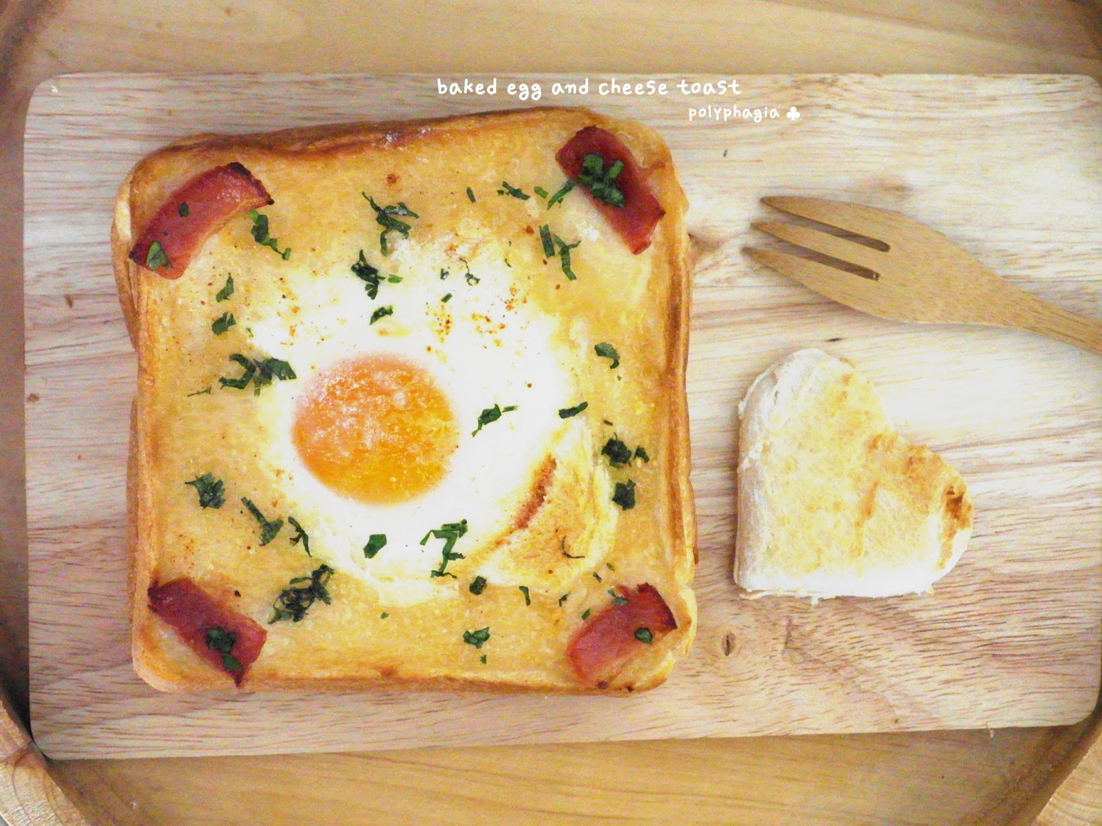 Тостовый хлеб с яйцом. Яичница в тостов хлебе и беконом. Яйцо в тостовом хлебе. Яйцо с беконом в хлебе на сковороде. Тост с беконом и яйцом.