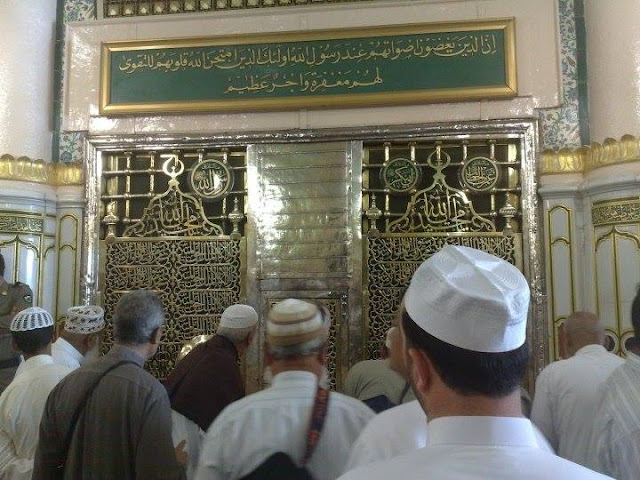Misteri 2 Syair Di Depan Pintu Makam Nabi dan Perubahan 'Ya Muhammad' Menjadi 'Ya Majid'