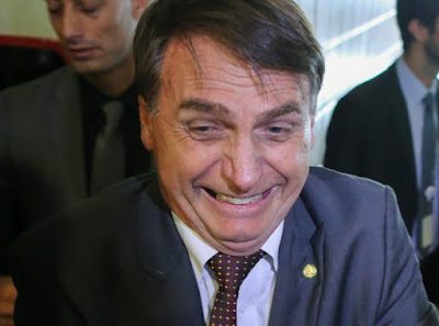 Bolsonaro rindo