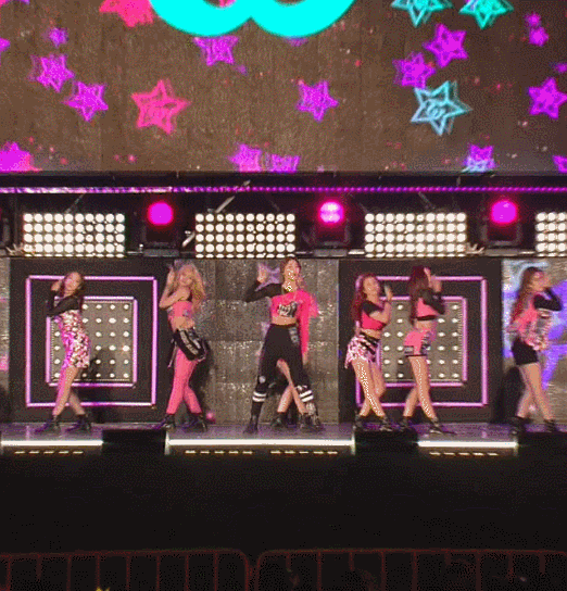 진짜 이상한 옷 입고 열일하는 트와이스 쯔위 | 인스티즈