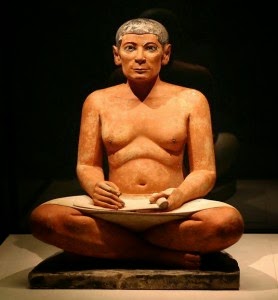 soukromá socha sedícího písaře/publikováno z http://commons.wikimedia.org/