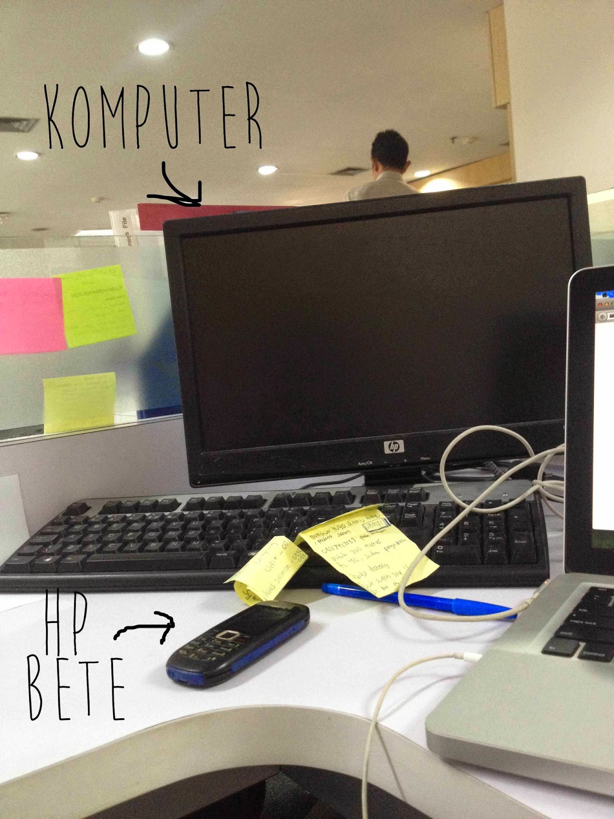 BARANG YANG ADA DI MEJA KANTOR