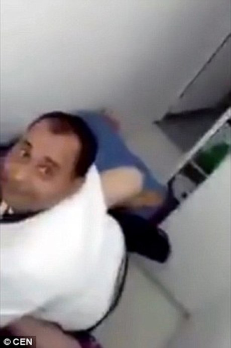 Clip gay soc: Bac si... quan he voi phu nu ngay tren ban phau thuat - Anh 2