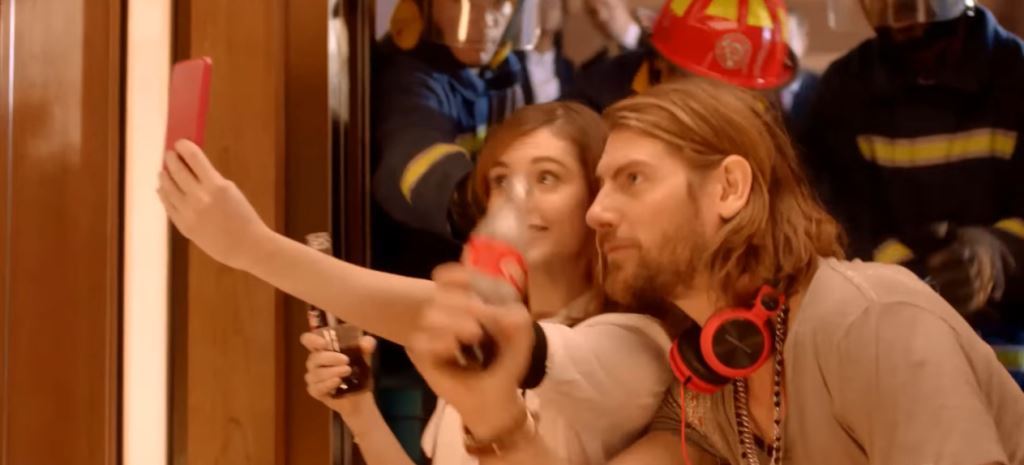 Pubblicità Coca Cola coppia in ascensore, DJ e ragazza: Modello e Modella chi sono?