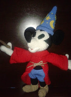 http://www.patronesamigurumi.org/patrones-gratuitos/personajes/mickey-mouse-fantasa/