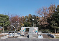 Fuente: http://media.galaxant.com/000/344/981/desktop-1441725011.jpg Monumento a las víctimas