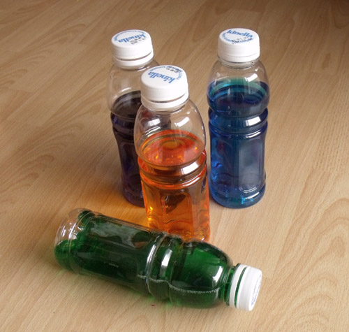 В стеклянную бутылку налили. Бутылка с жидкостью. Маленькие бутылочки воды. Маленькие бутылочки из-под газировки. Съедобные бутылочки с жидкостью.