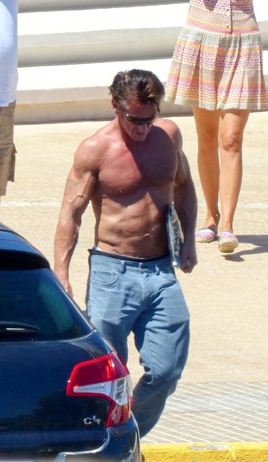 Sean Penn Flaunts Ripped Physique In Ibiza | Oh yes I am