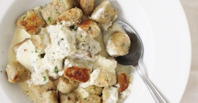 Penne im Topf: Petersilien-Walnuss-Gnocchi in Käsesauce