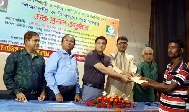 গাইবান্ধায় দরিদ্র মেধাবী শিক্ষার্থীদের ও দুঃস্থদের আর্থিক সহায়তা