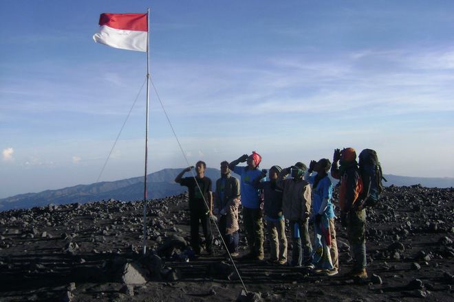 10 Foto Menakjubkan Saat Upacara Bendera di Puncak Gunung 