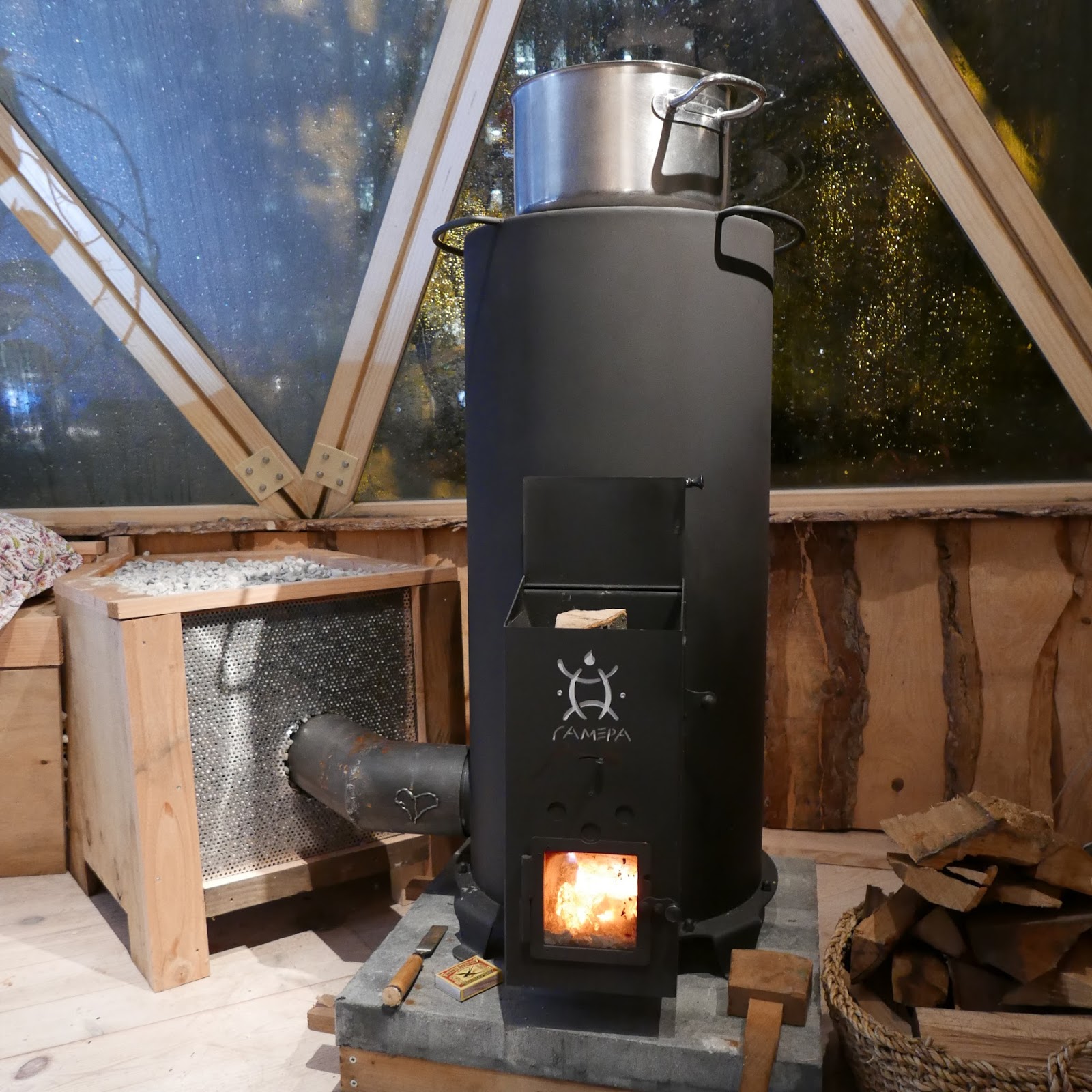 Le Compostier Een Rocketstove voor het Groene Leven Lab