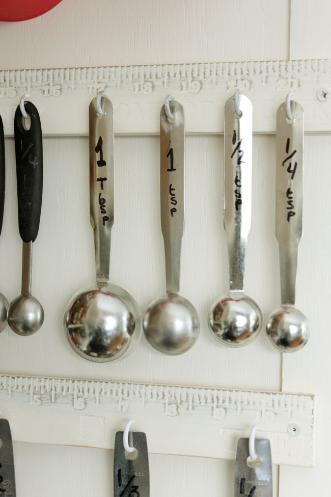 Measuring spoon hooks from Remodelando la Casa