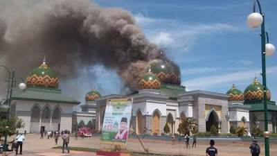 Warga Panik, Kubah Masjid Agung Belopa Terbakar