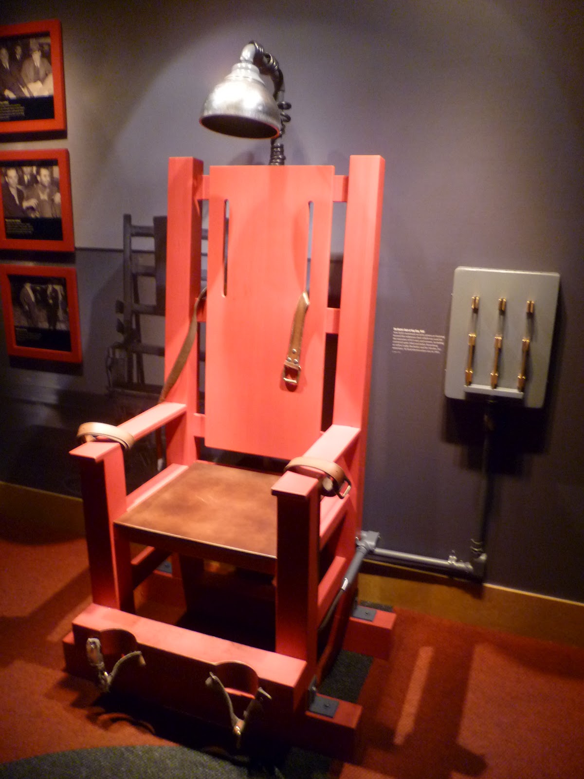 Пытка электрическим стулом. Пытки на электрическом стуле. Электрический стул современный.