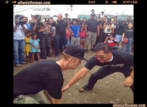 Justin Bieber plays basketball with Chot Reyes, Tacloban youth