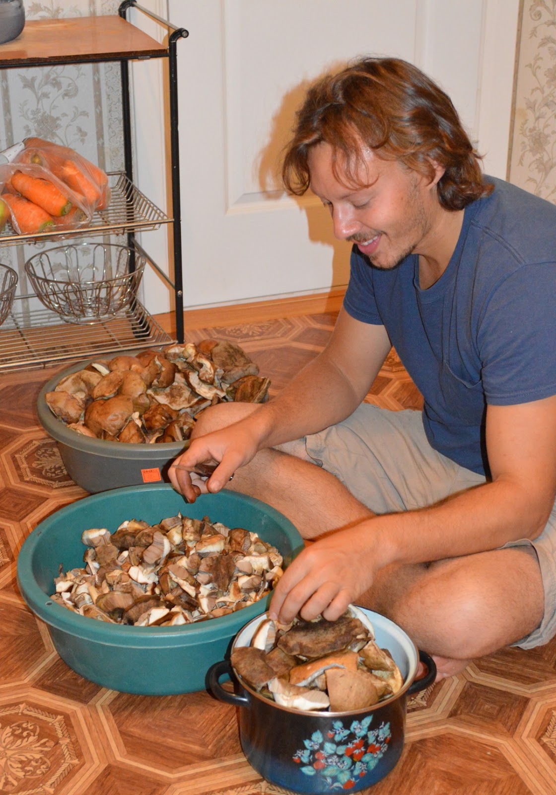 Нужно мыть грибы. Сушка белого гриба. Подготовка грибов. Грибы перед сушкой. Сушка опят в домашних.