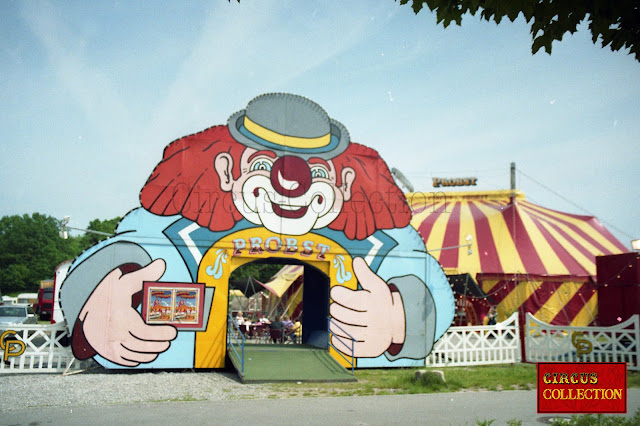 la façade du cirque Probst en forme de clown