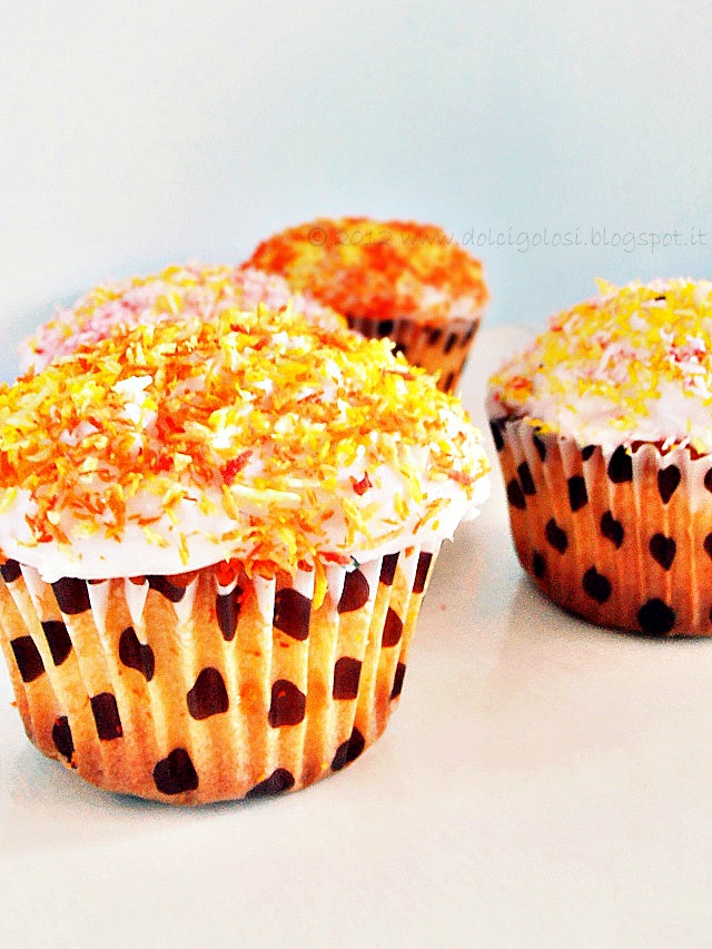 Dolci golosità Cupcake con frosting di yogurt alla fragola