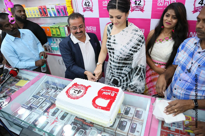 Mehreen Pirzada launches B New Mobile Store
