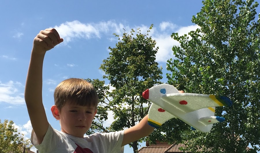 Avion de poliespan, unido a un carrete de hilo preparado para echar a volar