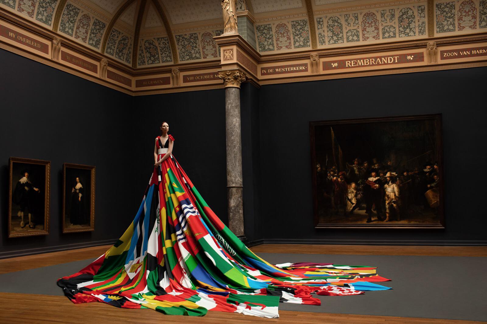 Modelo usa vestido feito com bandeiras de países que criminalizam pessoas LGBT Modelo usa vestido feito com bandeiras de países que criminalizam pessoas LGBT