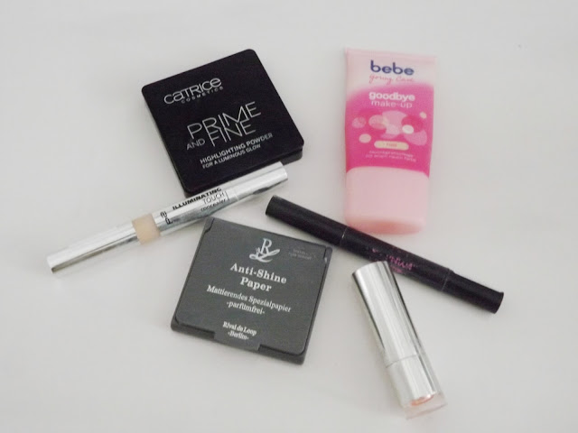 Catrice Prime and Fine Highlighting Powder, Rival de Loop Anti-Shine Paper, irgendein essence-Highlighter-Stift, p2 Illuminating Touch Concealer, bebe goodbye make-up hell, Ultimate Shine Gel Colour 040 Don't Fear The Sheer