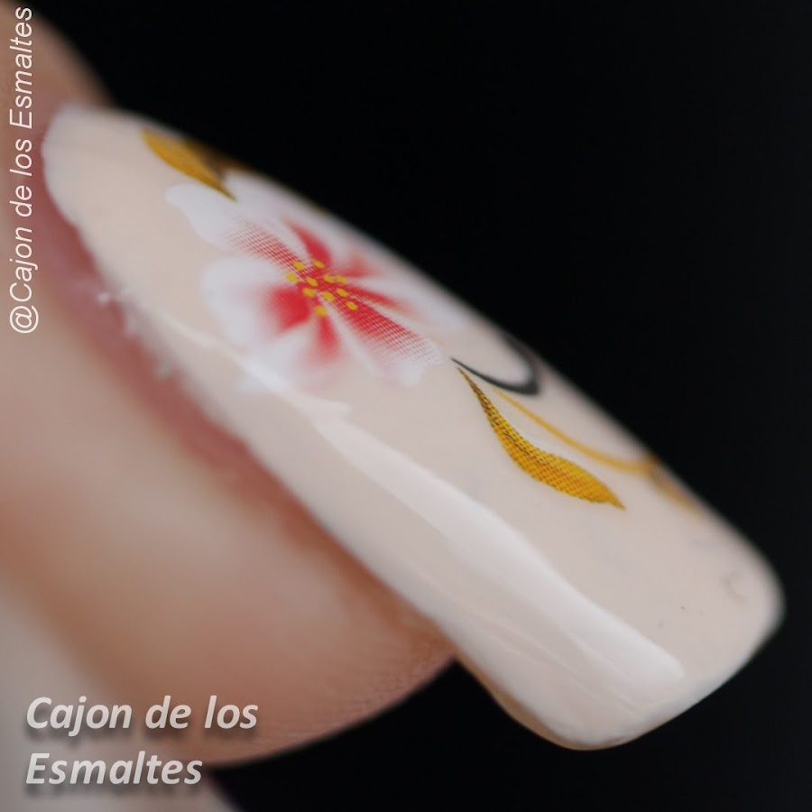 Uñas decoradas con flores