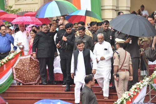 बरसात के बीच सीएम अखिलेश ने लखनऊ में किया ध्वजारोहण बरसात के बीच सीएम अखिलेश ने लखनऊ में किया ध्वजारोहण