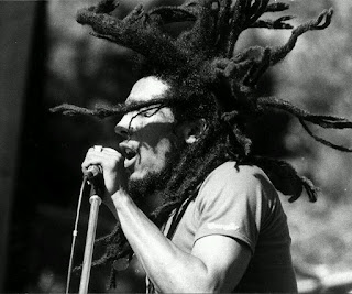 Bob Marley Singing Black and White Photo HD Wallpaper