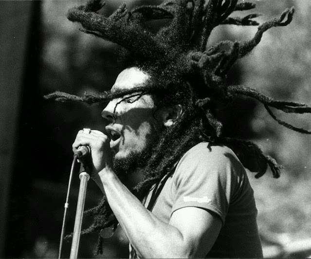 Bob Marley Singing Black and White Photo HD Wallpaper