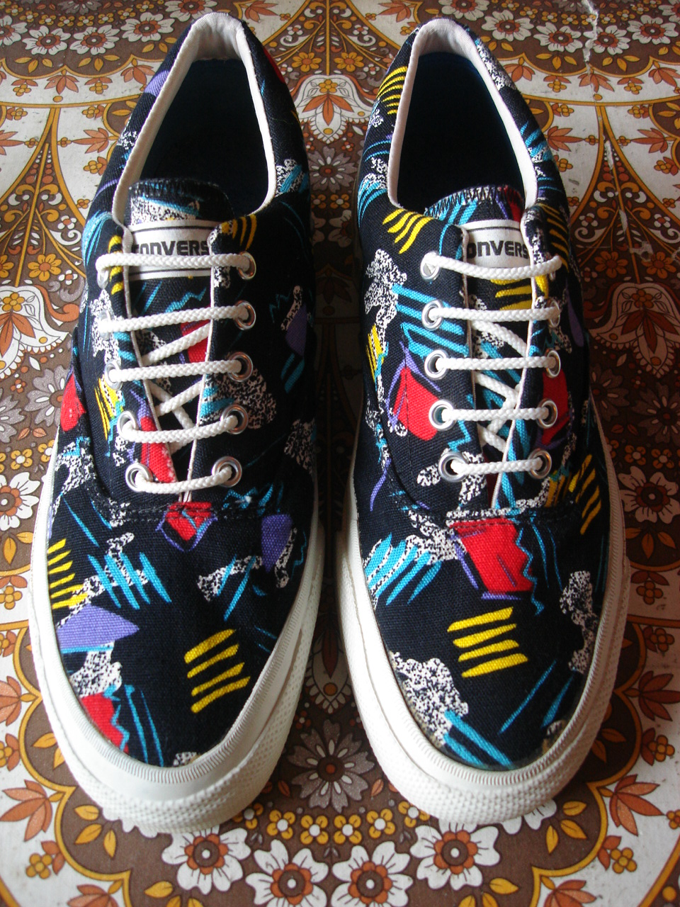 theothersideofthepillow vintage CONVERSE black sure