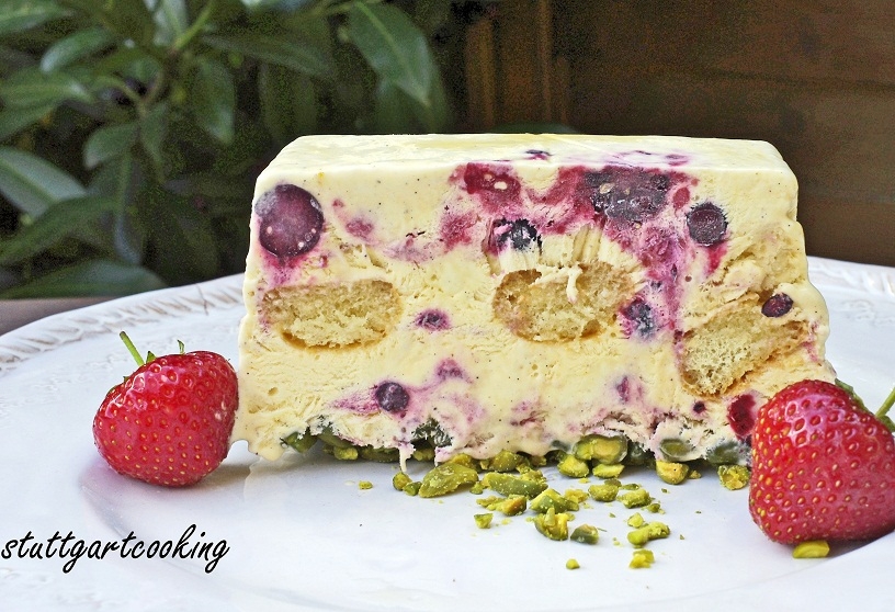 stuttgartcooking: Semifreddo mit Beeren und in Apfelstrudel-Likör ...