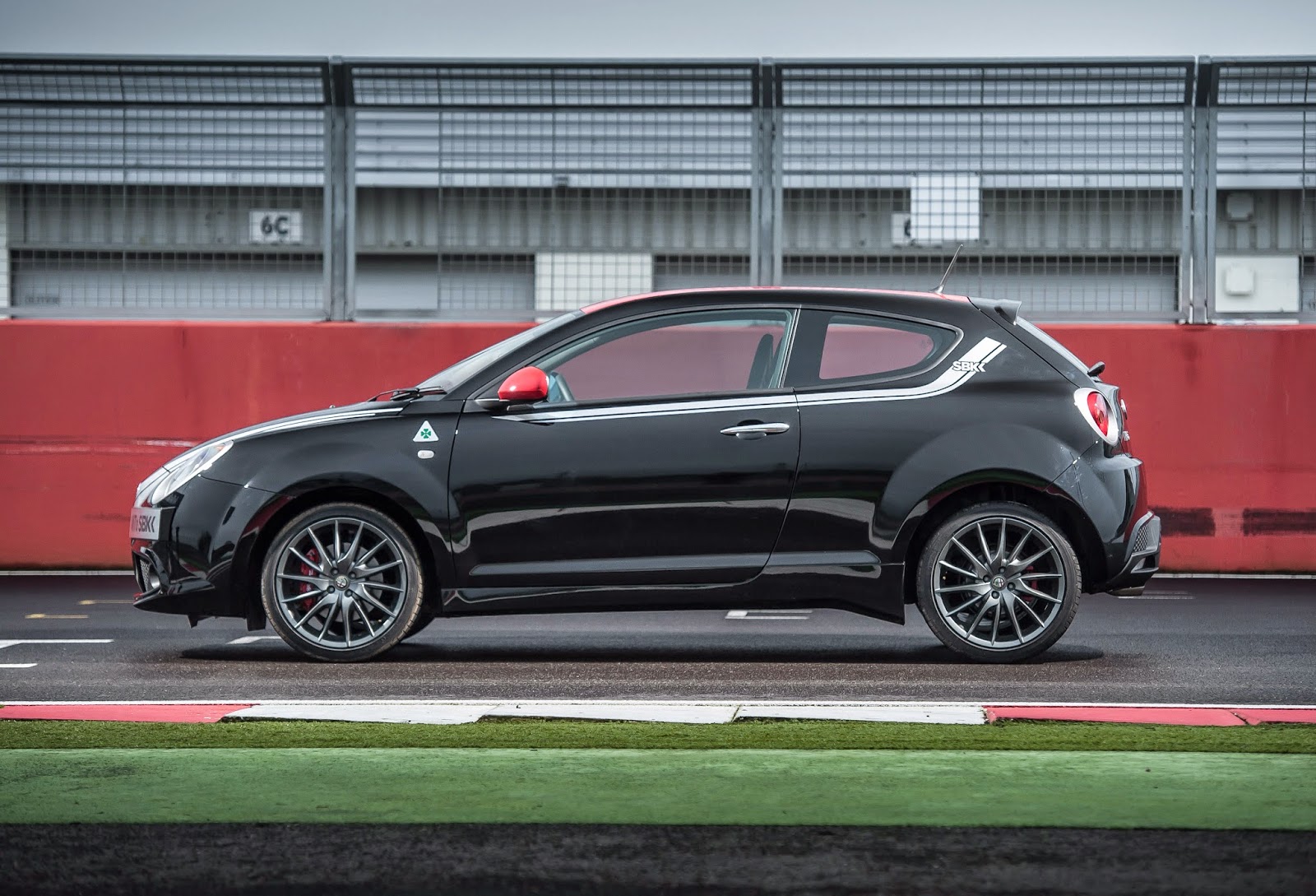Alfa-Romeo-MiTo-SBK-Limited-Edition-Side-View.jpg