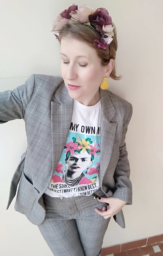 Camiseta Frida y traje cuadros