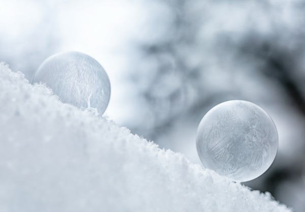 EXPERIMENT FOR KIDS: If you blow bubbles outside during the winter will they freeze? My kids had a blast with this! #scienceexperimentskids #winterscienceexperimentsforkids #frozenbubbles #frozenbubbleshowtomake #howtofreezebubblesoutside