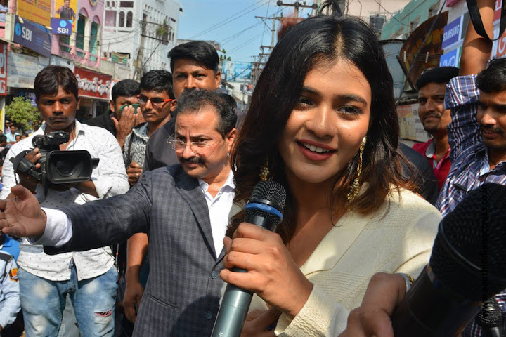 Hebah Patel launches B New Mobile Store at Tenali