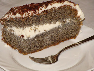 Porción de tarta de amapolas con nata montada