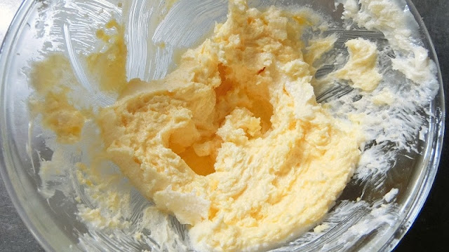 バターに砂糖と卵黄を混ぜる