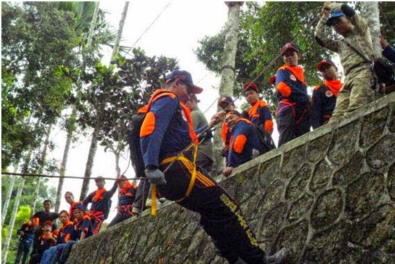 Senkom dan Relawan PB Serdang Bedagai Pelatihan SAR Vertical Rescue 