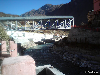 Brahma Kapal Ghat with the Brahma Kapal temple in red