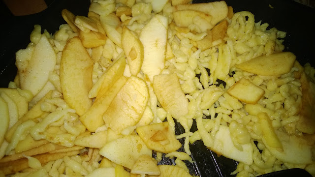 Äpfel und Spätzle wurden zusammen gebraten