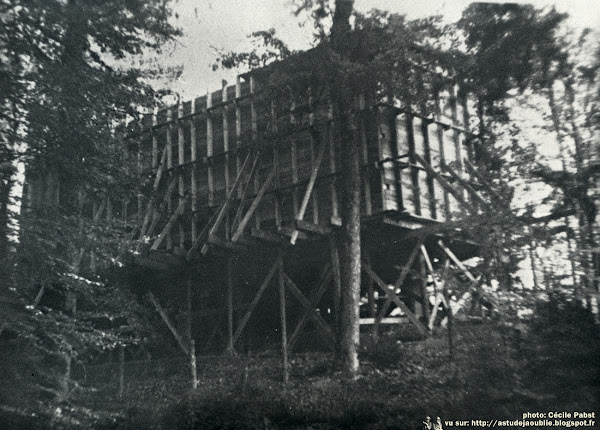 Beaulieu-en-Argonne - L'ermitage de Saint-Rouin, Chapelle Construction: 1954 - 1961 Architecte: Le père Rayssiguier Aménagement (Baptistère, bénitier, confessionnal, croix de l'autel, porte): Pierre Székely Dessins des vitraux, décoration extérieure: Kimié Bando Vitraux (exécutions): Atelier Bony Beaulieu-en-Argonne - L'ermitage de Saint-Rouin, Chapelle Construction: 1954 - 1961 Architecte: Le père Rayssiguier Aménagement (Baptistère, bénitier, confessionnal, croix de l'autel, porte): Pierre Székely Dessins des vitraux, décoration extérieure: Kimié Bando Vitraux (exécutions): Atelier Bony